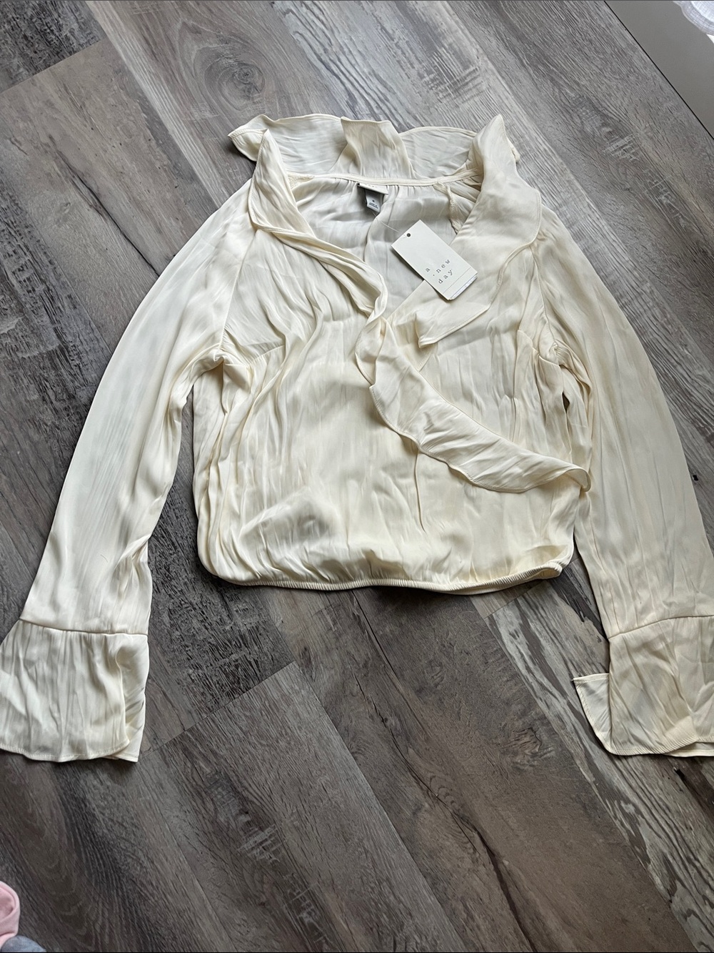 Women’s Flounce long sleeve vneck ruffle wrap around blouse- a new day cream sm